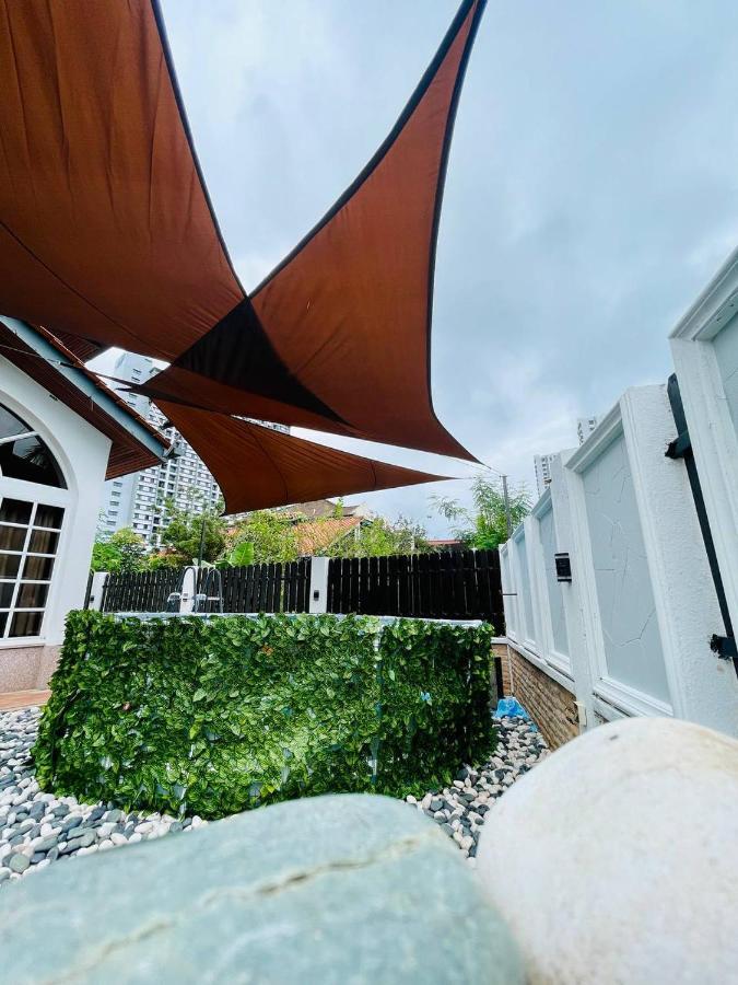 Trendy Family Getaway By Stayco - Mini-Pool, Outdoor Cinema, Air Loft, Ps4, Ktv - Just 2 Mins To Beach! Batu Ferringhi Eksteriør billede